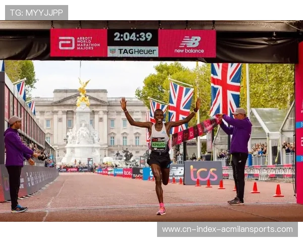 伦敦马拉松跑手破纪录，现场欢呼不断，伦敦马拉松比赛