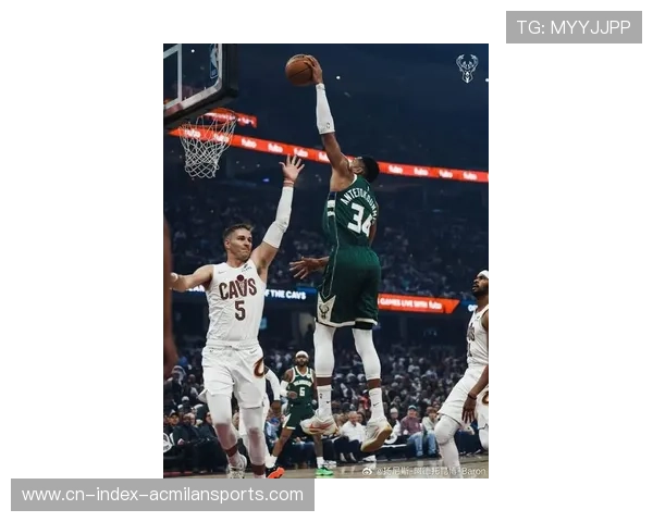 NBA雄鹿字母哥欧步突破完成暴力扣框 NBA雄鹿字母哥欧步突破完成暴力扣框