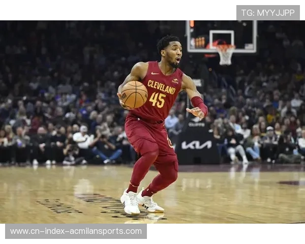 米切尔大步突破打板得分，骑士占据主动