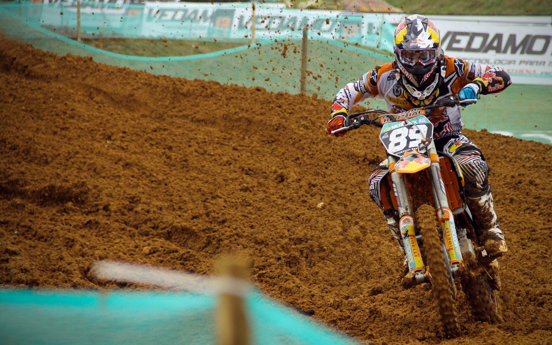 曼联在关键比赛中逆转取胜,追赶榜首竞争激烈